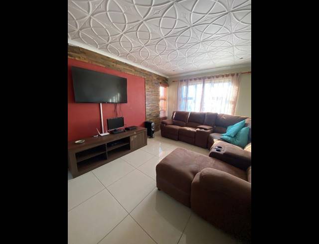 2 BEDROOM TOWNHOUSE FOR SALE IN BLUE HILLS